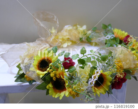造花をあしらったハンドメイド花冠 116819100
