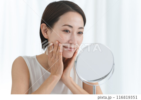 スキンケアをする若い女性　ビューティーイメージ	 116819351