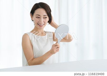 ヘアケアをする若い女性　ビューティーイメージ 116819400