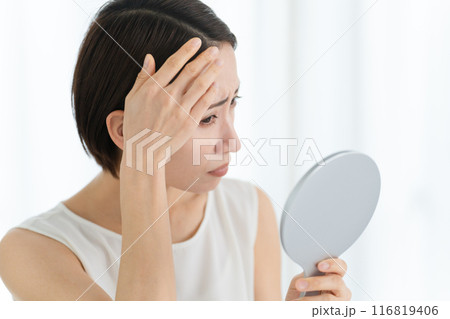 ヘアケアをする若い女性 ビューティーイメージ ヘアケアをする若い女性 ビューティーイメージ 116819406