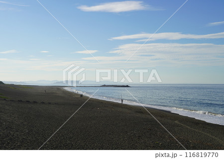 早朝の茅ヶ崎海岸と大空　夏の風景 116819770