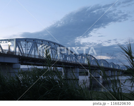 朝の河川敷にて 朝の河川敷にて 116820630