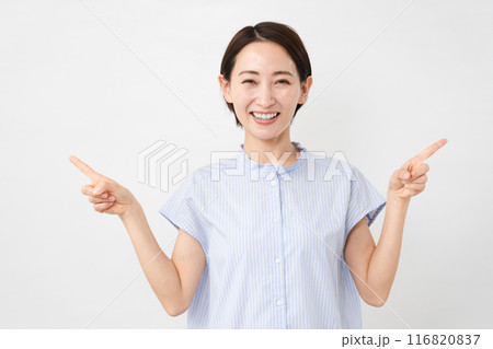 半袖ブラウスの若い女性 半袖ブラウスの若い女性 116820837