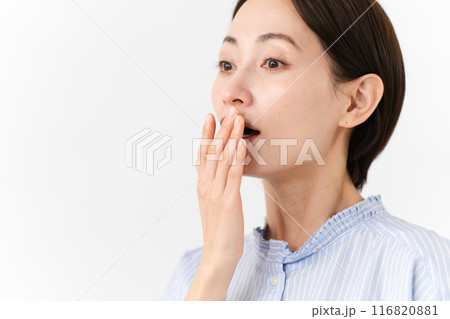 半袖ブラウスの若い女性	 116820881