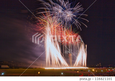 夜空に咲く花火　高く輝く花火大会　花火　夜空　花火イメージ　花火大会 116821101