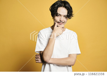 カラーバッグでポーズをする男性 116821338