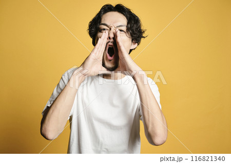 カラーバッグでポーズをする男性 116821340