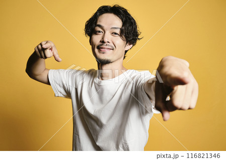 カラーバッグでポーズをする男性 116821346