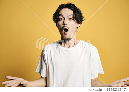 カラーバッグでポーズをする男性 116821347
