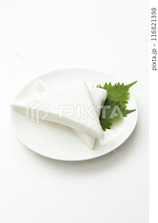 カットしたはんぺん　白バック 116821398