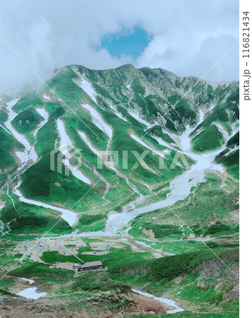 立山登山道からの山肌と景色 116821434