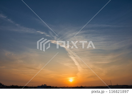 住宅街の上空に広がる朝焼け　日の出　住宅地の朝　早朝　朝焼け　朝日　太陽 116821897