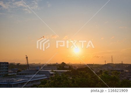 住宅街の上空に広がる朝焼け　日の出　住宅地の朝　早朝　朝焼け　朝日　太陽 116821909