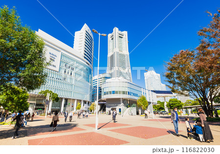 横浜　桜木町駅前　みなとみらいの高層ビル 116822030