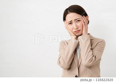 ビジネススーツを着た若い女性 ビジネスイメージ ビジネススーツを着た若い女性 ビジネスイメージ 116822820