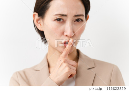 ビジネススーツを着た若い女性 ビジネスイメージ ビジネススーツを着た若い女性 ビジネスイメージ 116822829