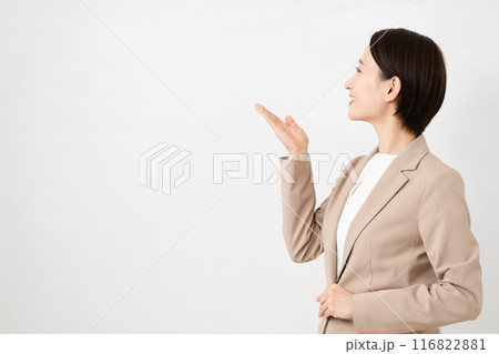 ビジネススーツを着た若い女性 ビジネスイメージ ビジネススーツを着た若い女性 ビジネスイメージ 116822881