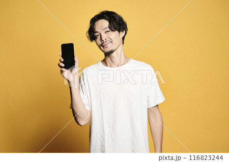 カラーバックでスマホを触る男性 カラーバックでスマホを触る男性 116823244