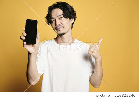 カラーバックでスマホを触る男性 116823246
