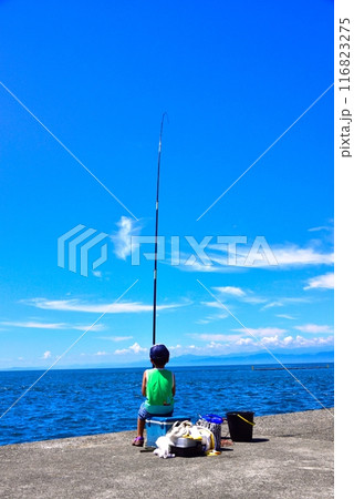 釣りをする子供 116823275