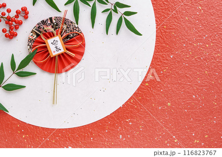 紅白の和紙に南天の葉と赤い実と迎春の文字の和風背景 116823767