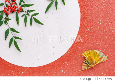 紅白の和紙に南天の葉と赤い実と金の扇子の和風背景 116823769