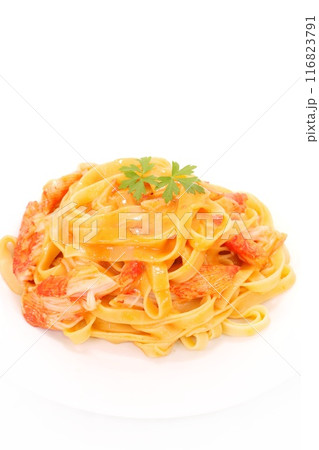 カニ風味のトマトクリームパスタ　カニカマ使用　明るい背景 116823791