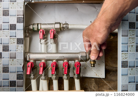 Plumber connected an elbow fitting adapter with compression joint to manifold. 116824000