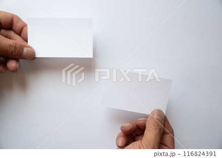 カードを持つ人 カードを持つ人 116824391