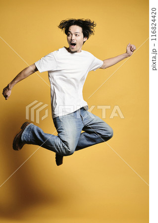カラーバックでジャンプをしている男性 カラーバックでジャンプをしている男性 116824420