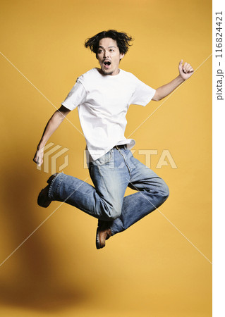 カラーバックでジャンプをしている男性 116824421
