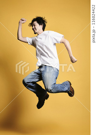 カラーバックでジャンプをしている男性 116824422