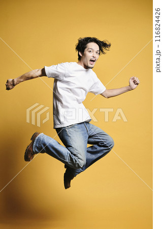 カラーバックでジャンプをしている男性 116824426
