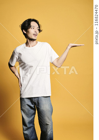カラーバックで案内ポーズをする男性 116824470