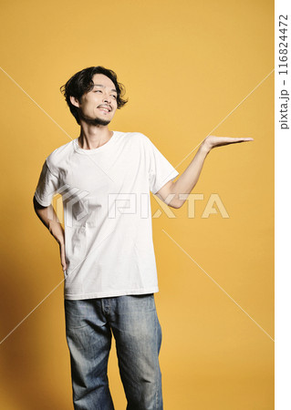 カラーバックで案内ポーズをする男性 116824472