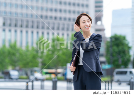 オフィス街で働くミドルのビジネスウーマン 116824651