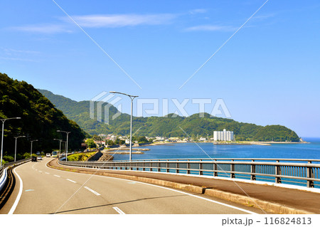 土肥サンセットブリッジより八木沢漁港方面を望む(静岡県伊豆市)【2024.7】 116824813