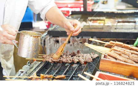 夏祭りの屋台で作る串焼き 夏祭りの屋台で作る串焼き 116824825