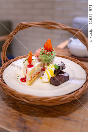 クリスマスの華やかなデザート盛り合わせ 116824971