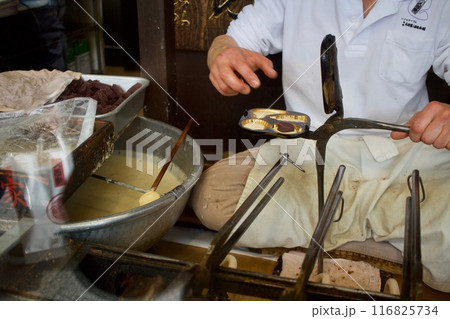 浅草伝統の味、人形焼き 116825734