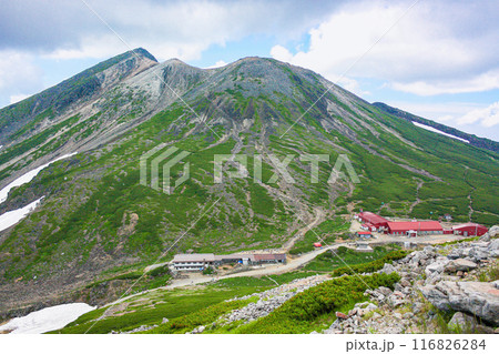 夏の乗鞍岳頂上と肩の小屋方面を見る 116826284