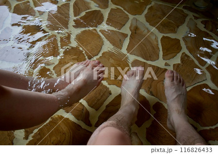 さるぼぼ黄金足湯でひと休み さるぼぼ黄金足湯でひと休み 116826433