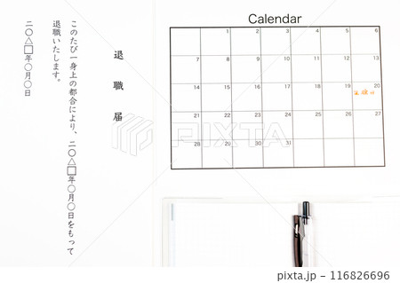 白い机に並べられた退職届の文面と退職日が記入されたスケジュール帳とメモ帳 116826696