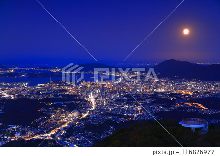 【福岡県】満月と北九州市の夜景（皿倉山展望台） 116826977