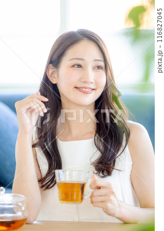 お茶を飲む若い女性 116827045