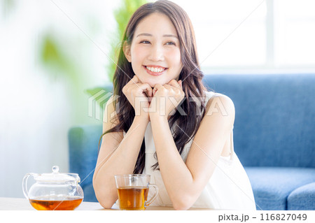 お茶を飲む若い女性 お茶を飲む若い女性 116827049