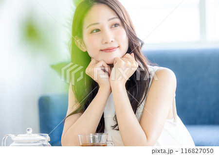 お茶を飲む若い女性 お茶を飲む若い女性 116827050