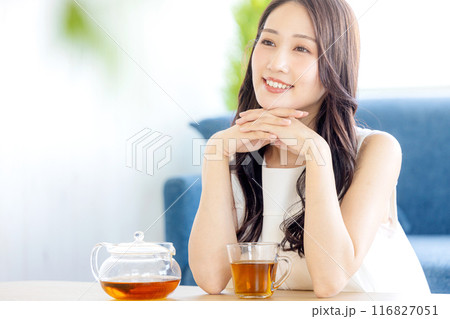 お茶を飲む若い女性 お茶を飲む若い女性 116827051