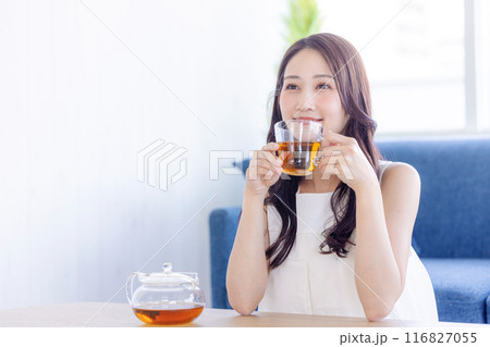 お茶を飲む若い女性 お茶を飲む若い女性 116827055