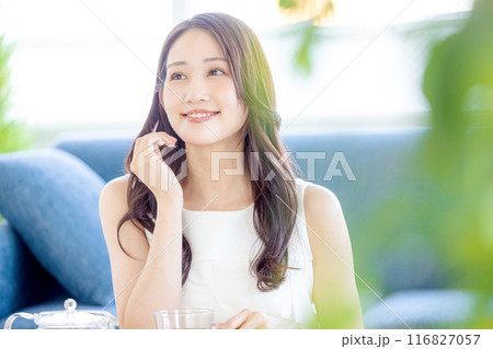 お茶を飲む若い女性 お茶を飲む若い女性 116827057